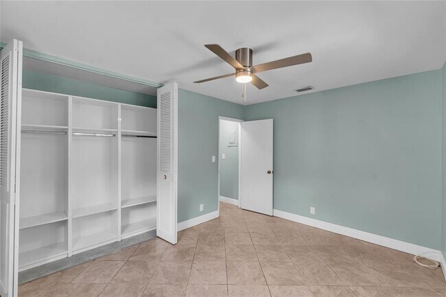 Building Photo - 4541 NE 6th Terrace