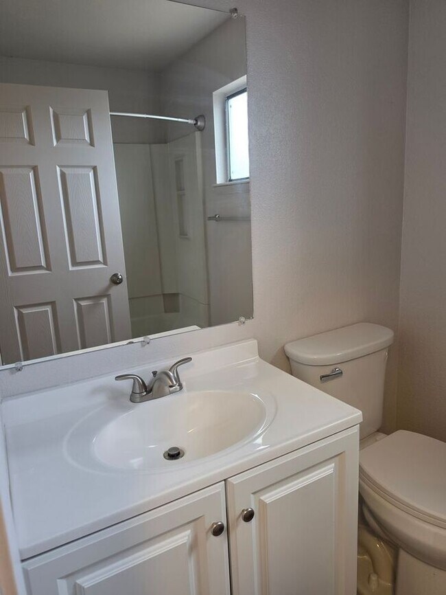 Building Photo - Clean upstairs 2 bedr.1 bath condo