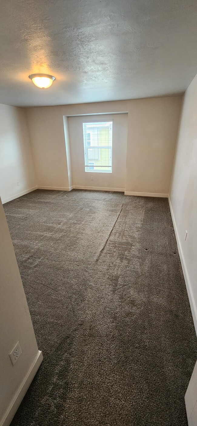 Building Photo - 68 E 700 N