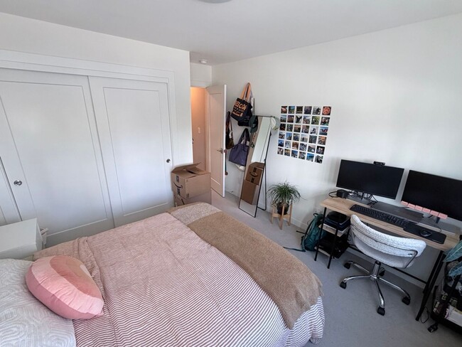 Building Photo - Modern & Spacious 3-Story Home in Seattle