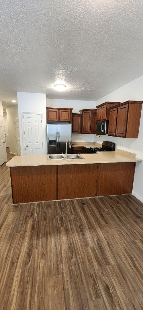 Building Photo - Beautiful 3 Bedroom Townhome in Pleasant G...