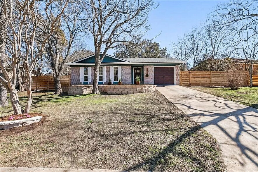 Primary Photo - 205 Scenic Dr