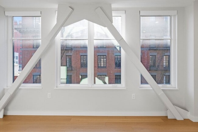 Building Photo - 693 Sutter St