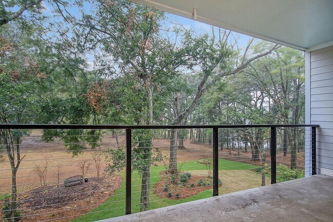 Building Photo - Available April 10th. Great 3 BR/3.5 BA Townhouse in Park Circle!