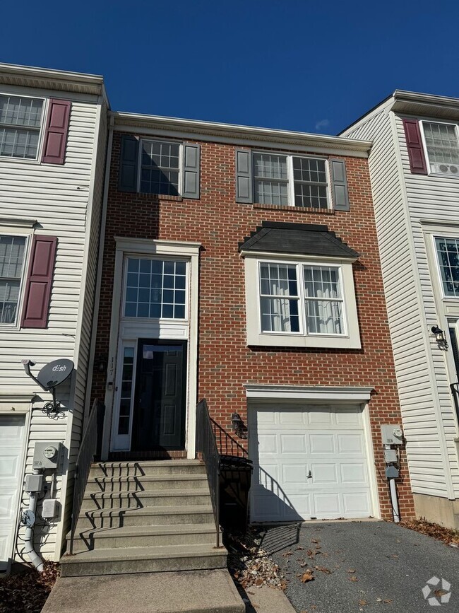 Building Photo - THREE BEDROOM TOWNHOUSE