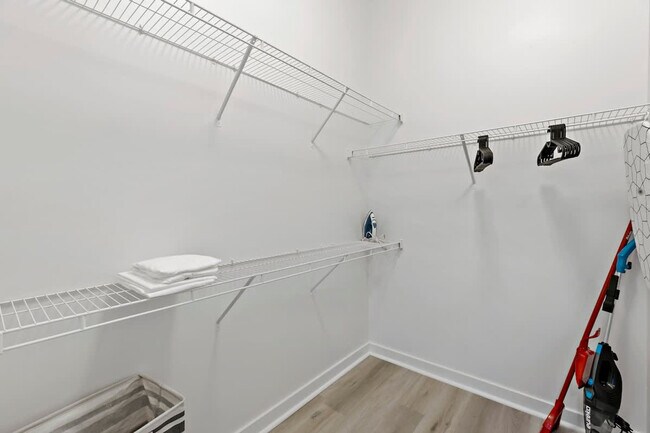 Building Photo - 205 S Kings Dr