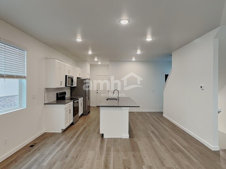 Building Photo - 320 N Addison Way