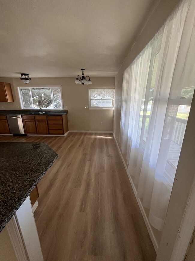 Building Photo - 340 E Island Lake Rd