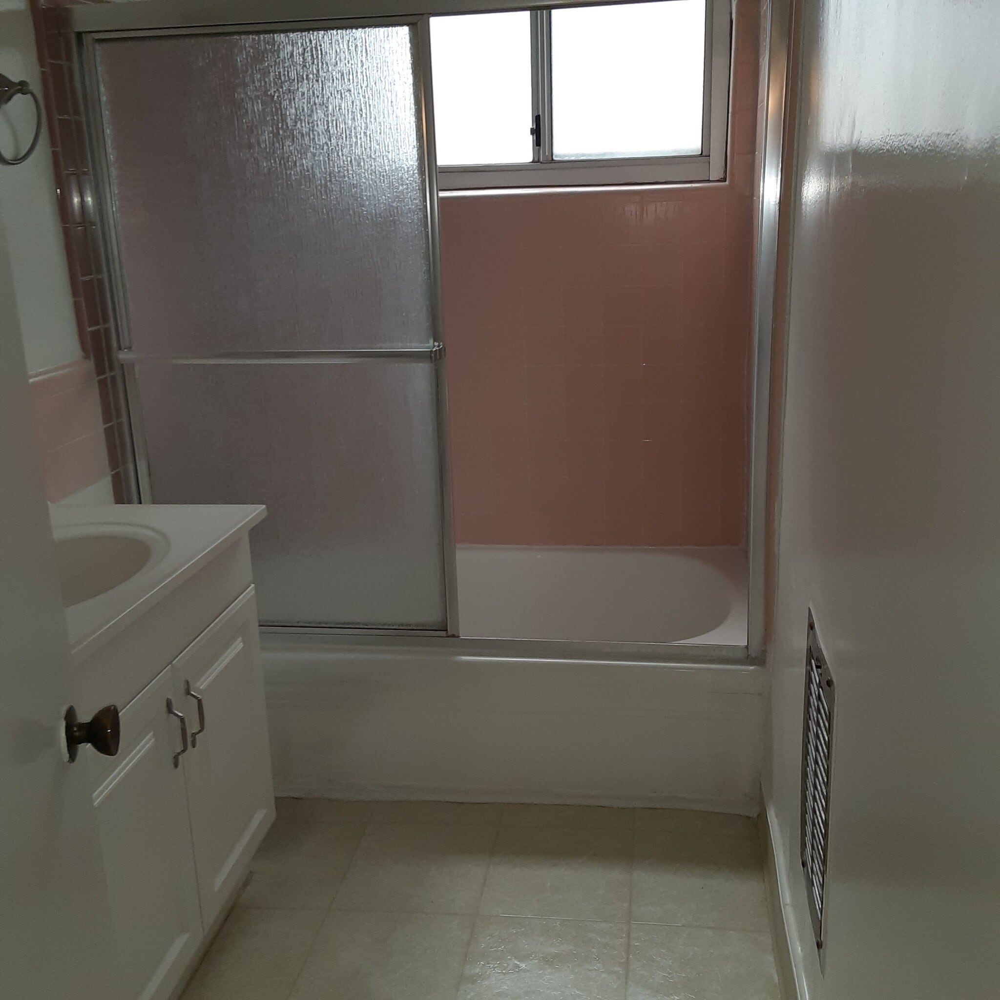 Full Bath - 557 N Flores St