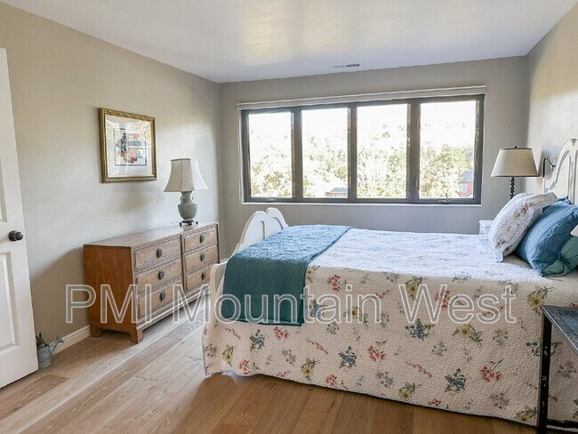 Building Photo - 171 E 3rd Ave