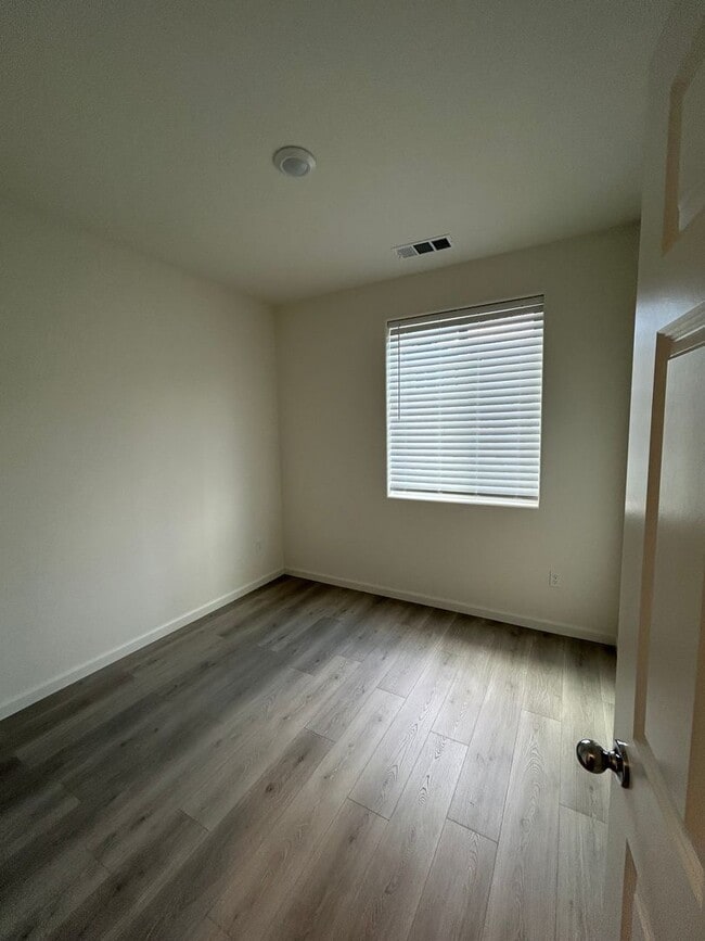 Building Photo - 5 Bedroom 4 Bathroom Home in The Quail Riv...