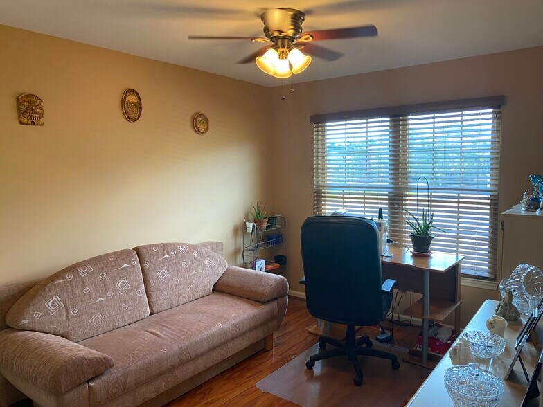 Building Photo - 725 Dell Ct