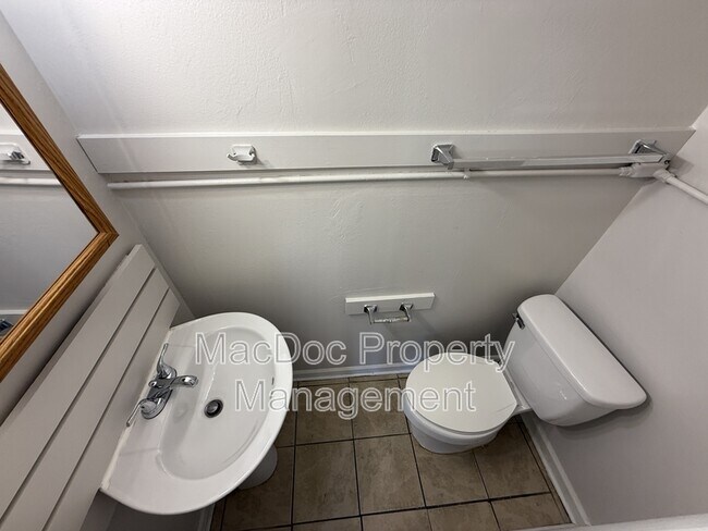 Building Photo - 733 Bellows Ave