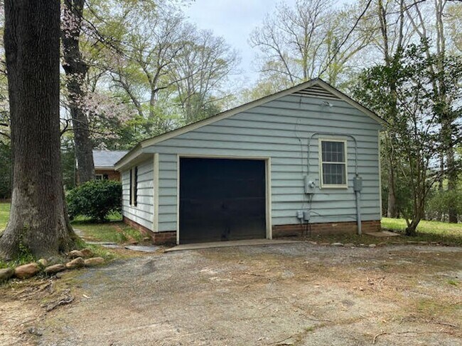 Building Photo - Rambling Brick Rancher with water views cl...