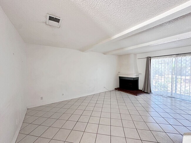 Building Photo - 3 BEDROOM 2.5 BATH TOWNHOME