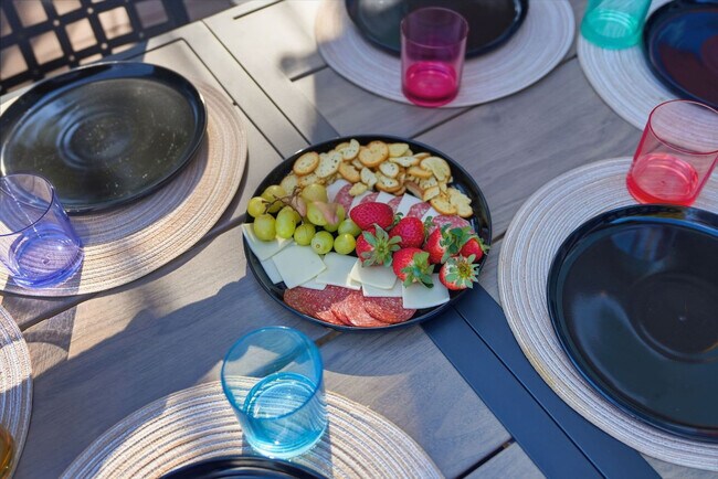 Building Photo - 720 1/2 West Woodlawn Avenue-SI ID1271939P