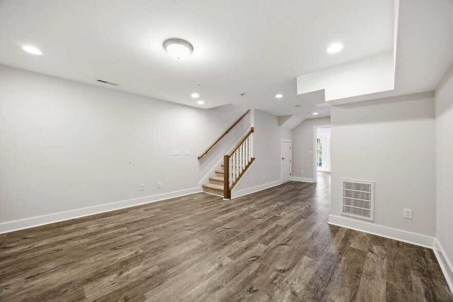 Building Photo - 2800 Bedford Green Dr