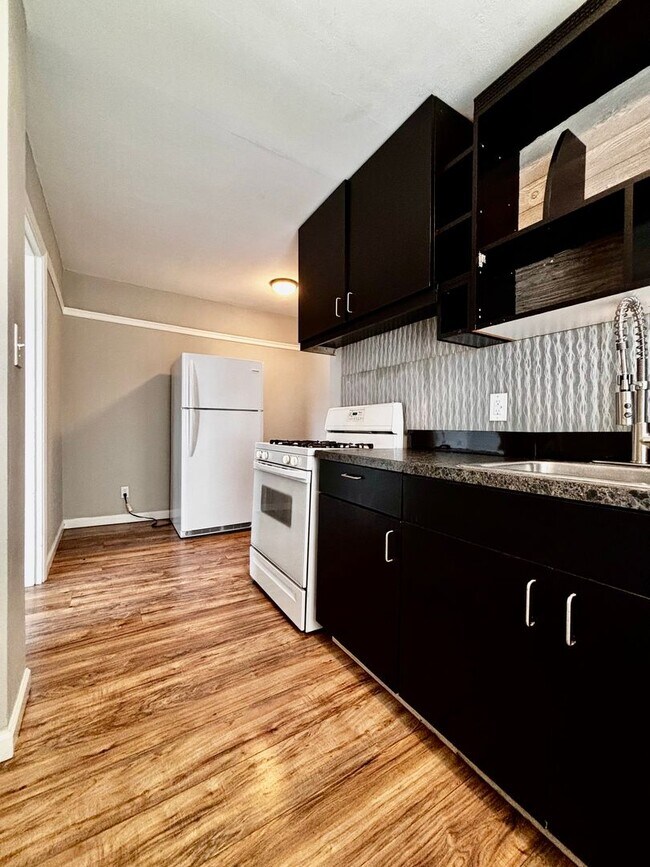 Building Photo - Beautiful 1 bed apartment, just off I-675 ...