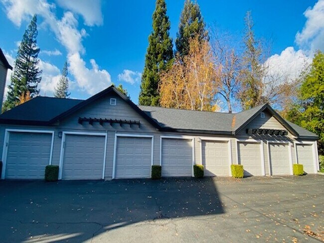 Building Photo - Charming 2BD/2BA + Loft, Upper Unit Condo in Alamo- Available NOW!