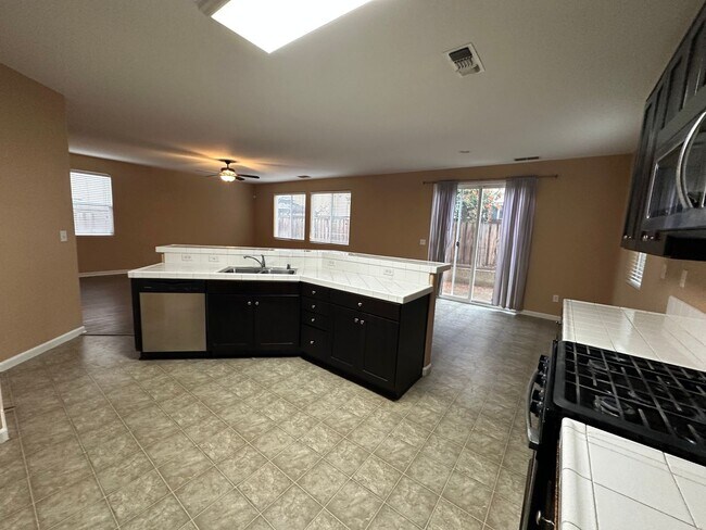 Building Photo - Beautiful 4 Bedroom, 2.5 Bath Lathrop Home