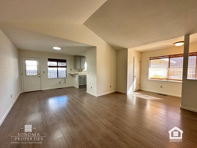 Building Photo - 2BD/2BA Duplex, Close to Downtown Sonoma!