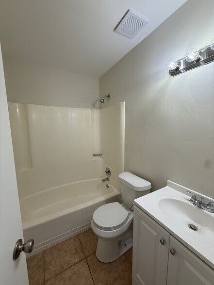 Building Photo - 11 Oak Forest Ln