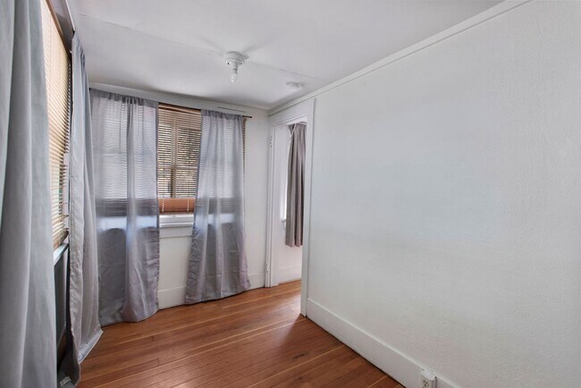 Building Photo - 205 N Sherwood St