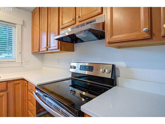Building Photo - Lovely Ranch style home with park like rear fenced yard, Commonwealth lake Park just around the c...
