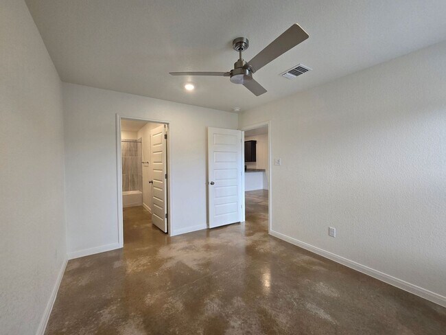 Building Photo - 908 Cherry Laurel Ln