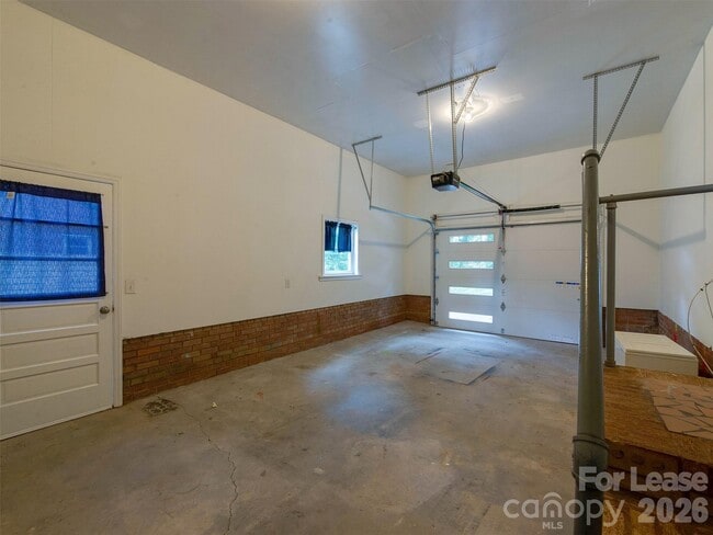 Building Photo - 5646 Oak Dr