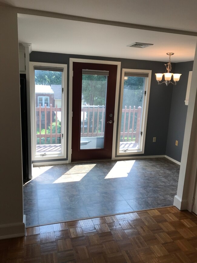 Building Photo - 536 Linden St
