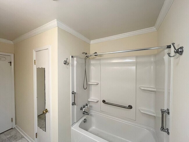 Building Photo - Comfortable 3BD, 1.5BA House with Large Fe...