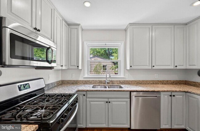 Building Photo - 1109 Hillcrest Dr SW
