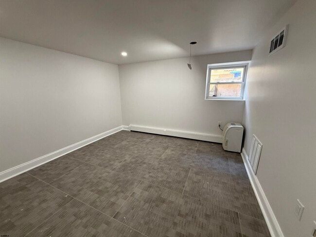 Building Photo - 102 S Raleigh Ave