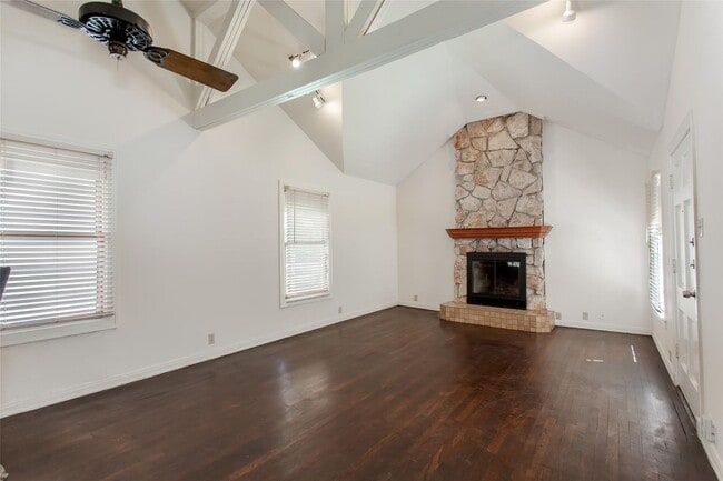 Building Photo - Charming 2-Bedroom, 1/5-Bath Home in Little Forest Hills