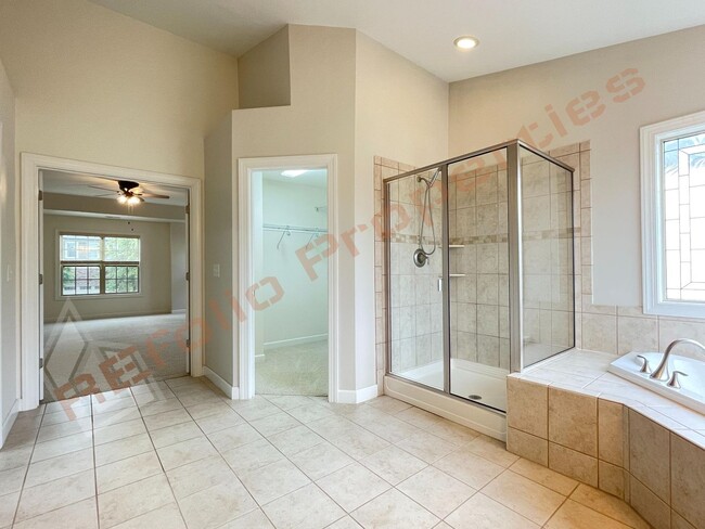 Building Photo - Lovely 5 Bedroom 4 Bathroom Single Family ...