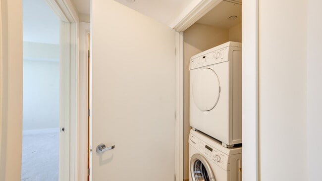 Building Photo - 650 Bellevue Way NE