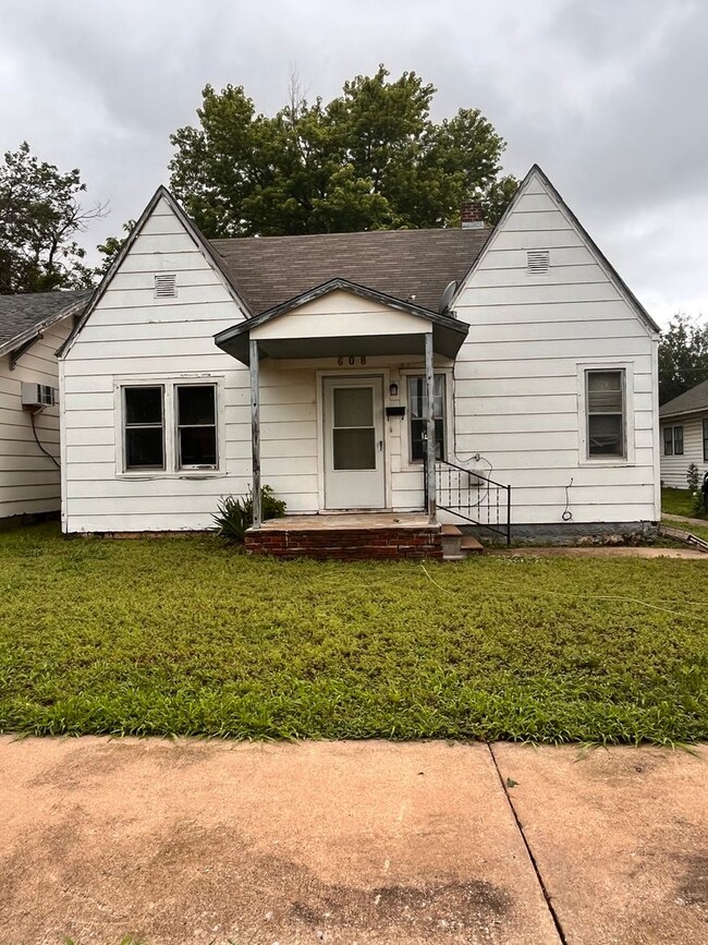 Building Photo - 608 N Davis St