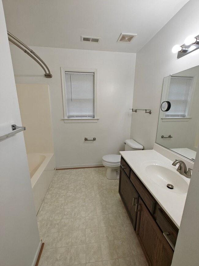 Building Photo - 5 Bedroom home in Henrico
