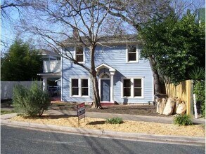 Building Photo - Large 4 Bedroom house with parking in North Campus