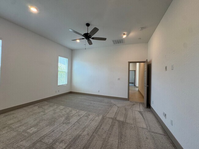 Building Photo - 2637 W Andrew Ln
