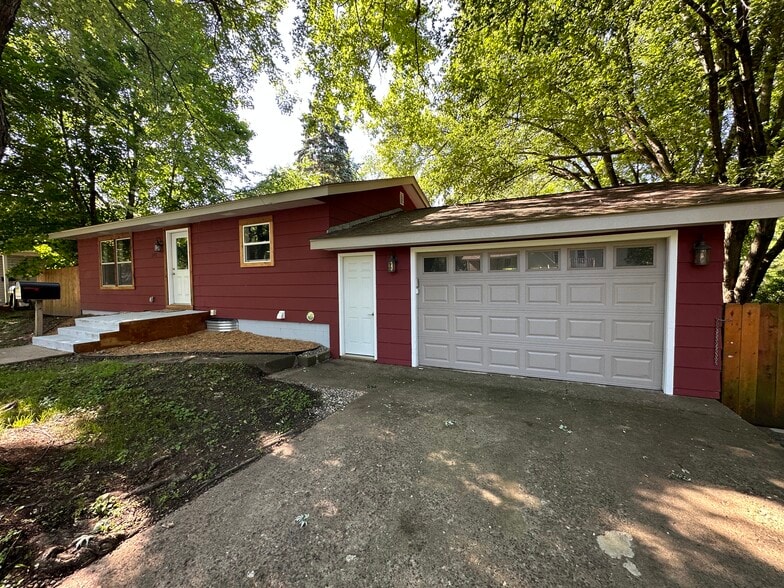 Building Photo - 318 16th Ave W