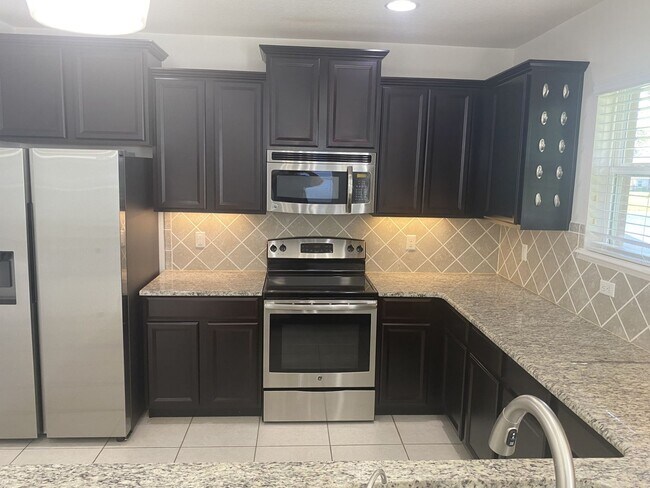 Building Photo - Spacious 3 bedroom 2 bathroom home in the Sawgrass community