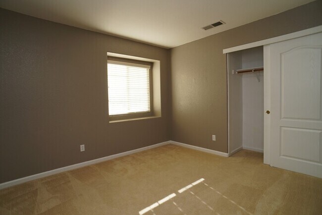 Building Photo - Spacious 4 bedroom 2.5 bathroom in Lincoln Crossing!