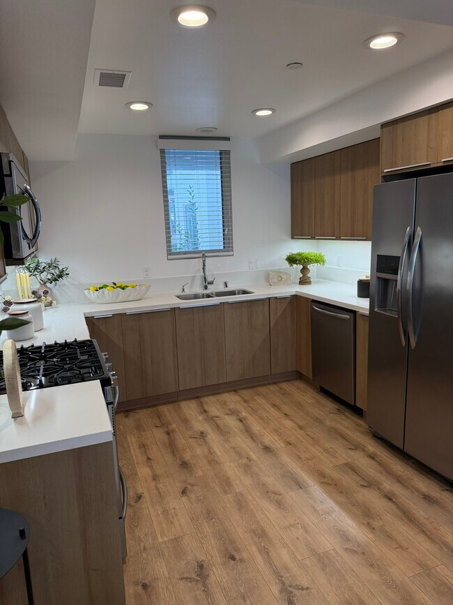 Building Photo - 239 S Marengo Ave