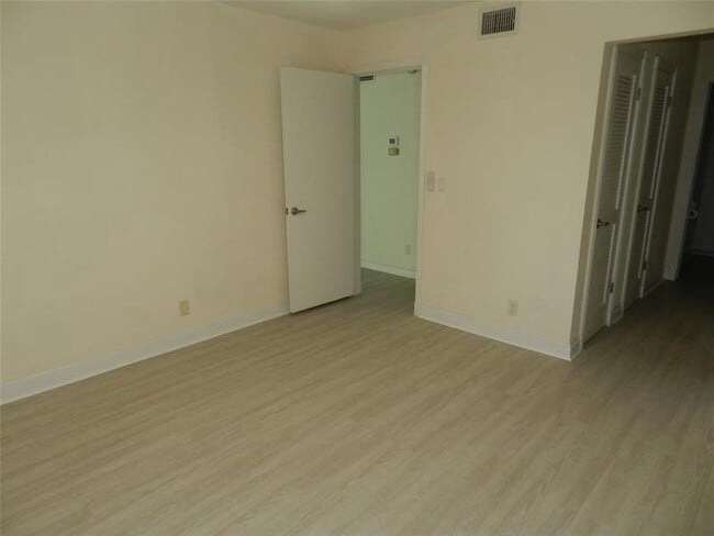 Building Photo - 6307 Bay Club Dr