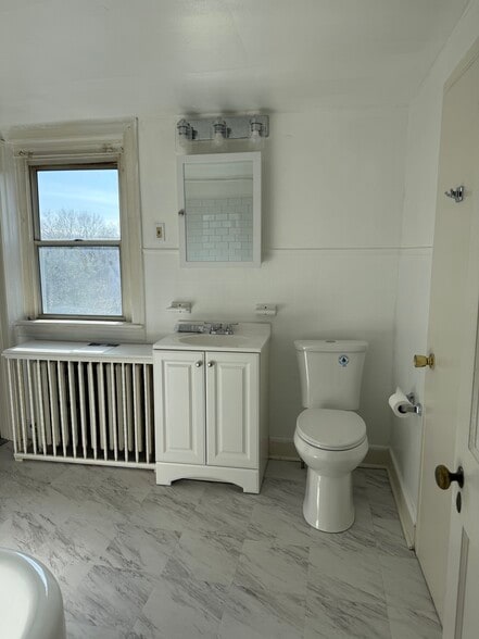 Building Photo - 700 Hedgerow Dr