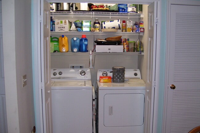 Building Photo - Immaculate End Unit Townhouse