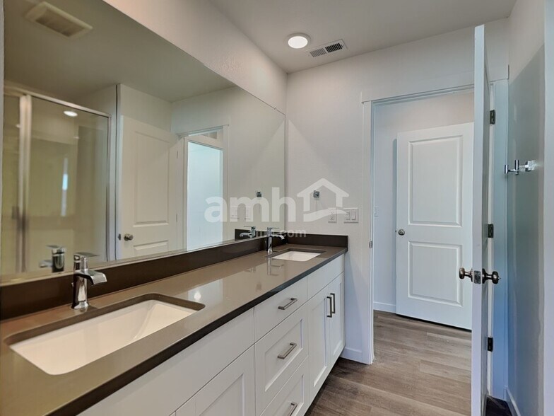 Building Photo - 23552 E 3rd Pl