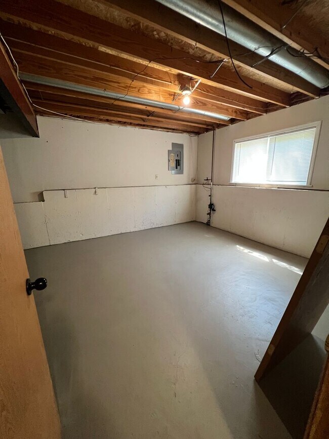 Building Photo - 615 Portsmouth Dr